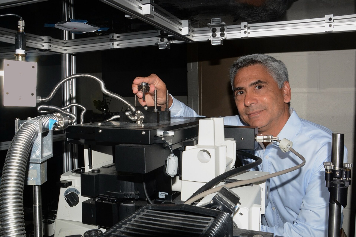 Investigador en IA en laboratorio