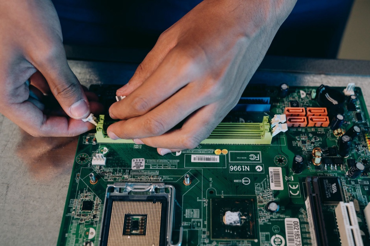 Engenheiros coreanos trabalhando em hardware de inteligência artificial em uma feira tecnológica