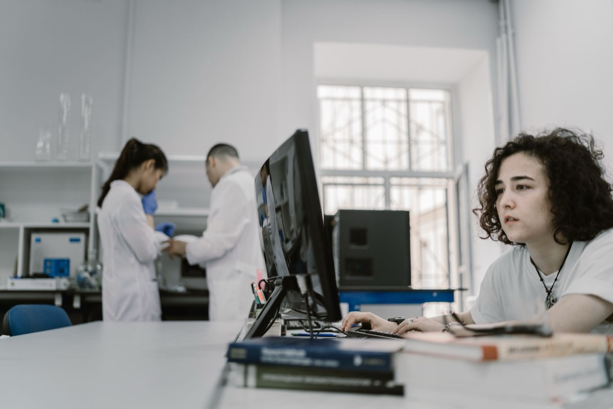 Laboratorio ricerca AI con macchine e schermi dati