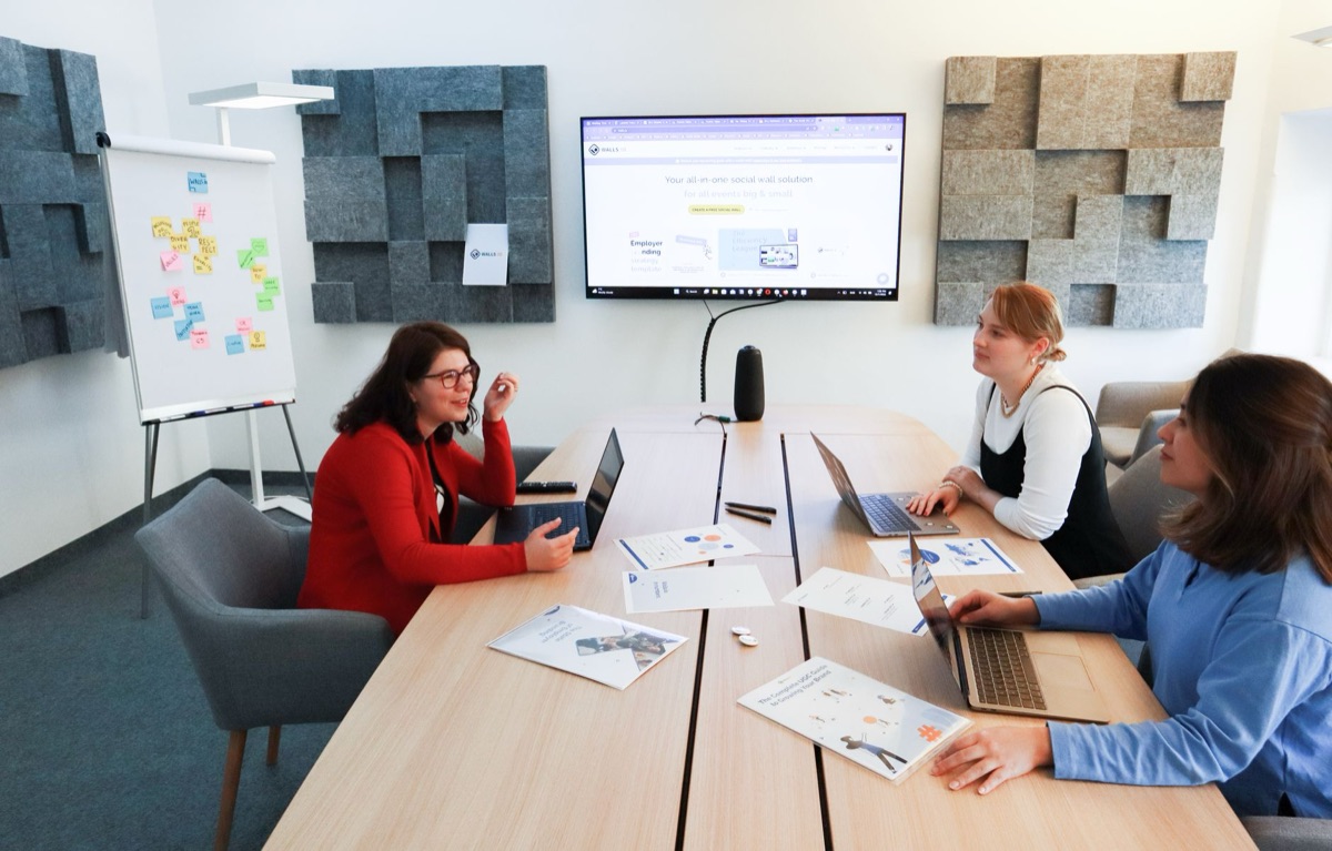 AI specialist discussing with team in tech environment