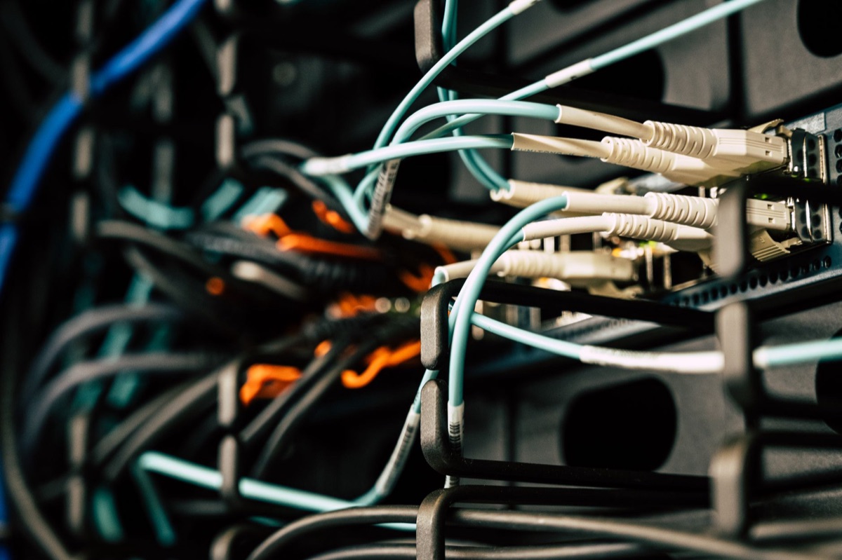 centro dati industriale con server e cavi