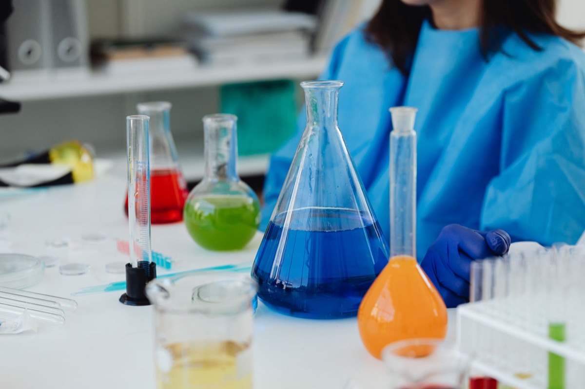 Wetenschappelijk onderzoek in een cosmetisch laboratorium voor innovatie