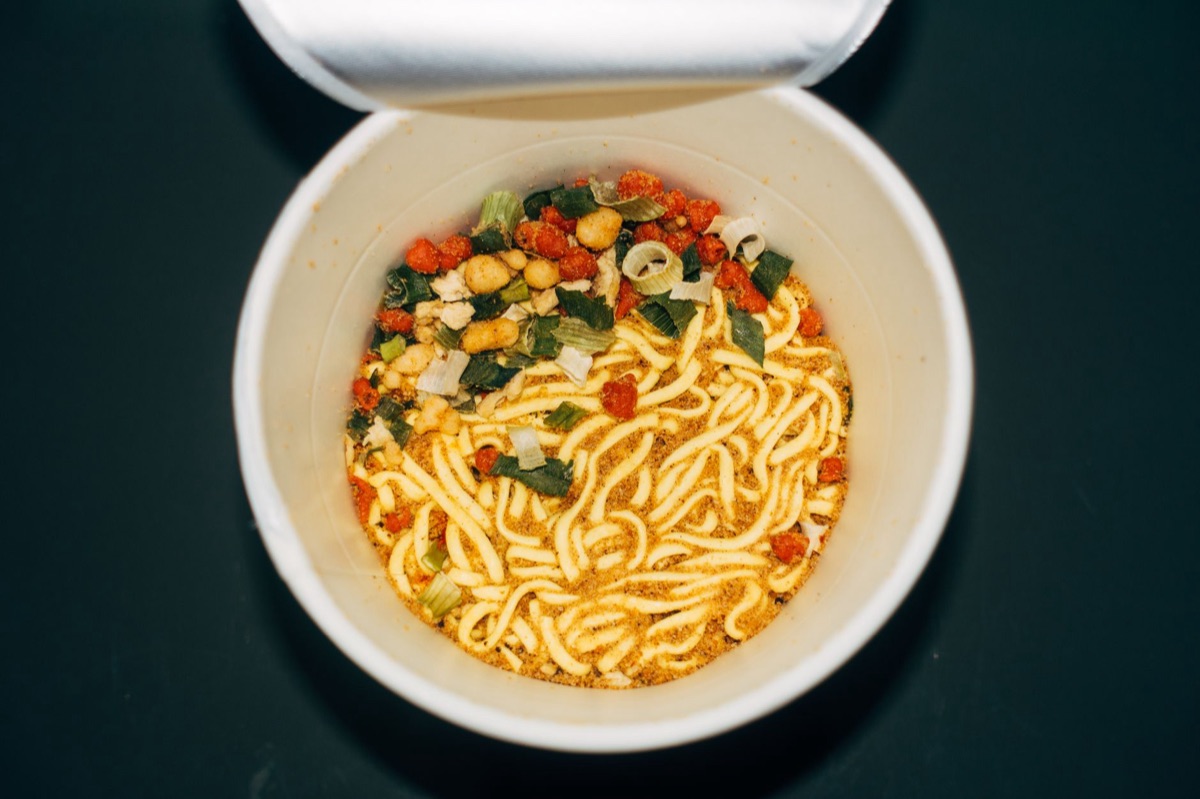 Fideos coreanos picantes Buldak en un bol.