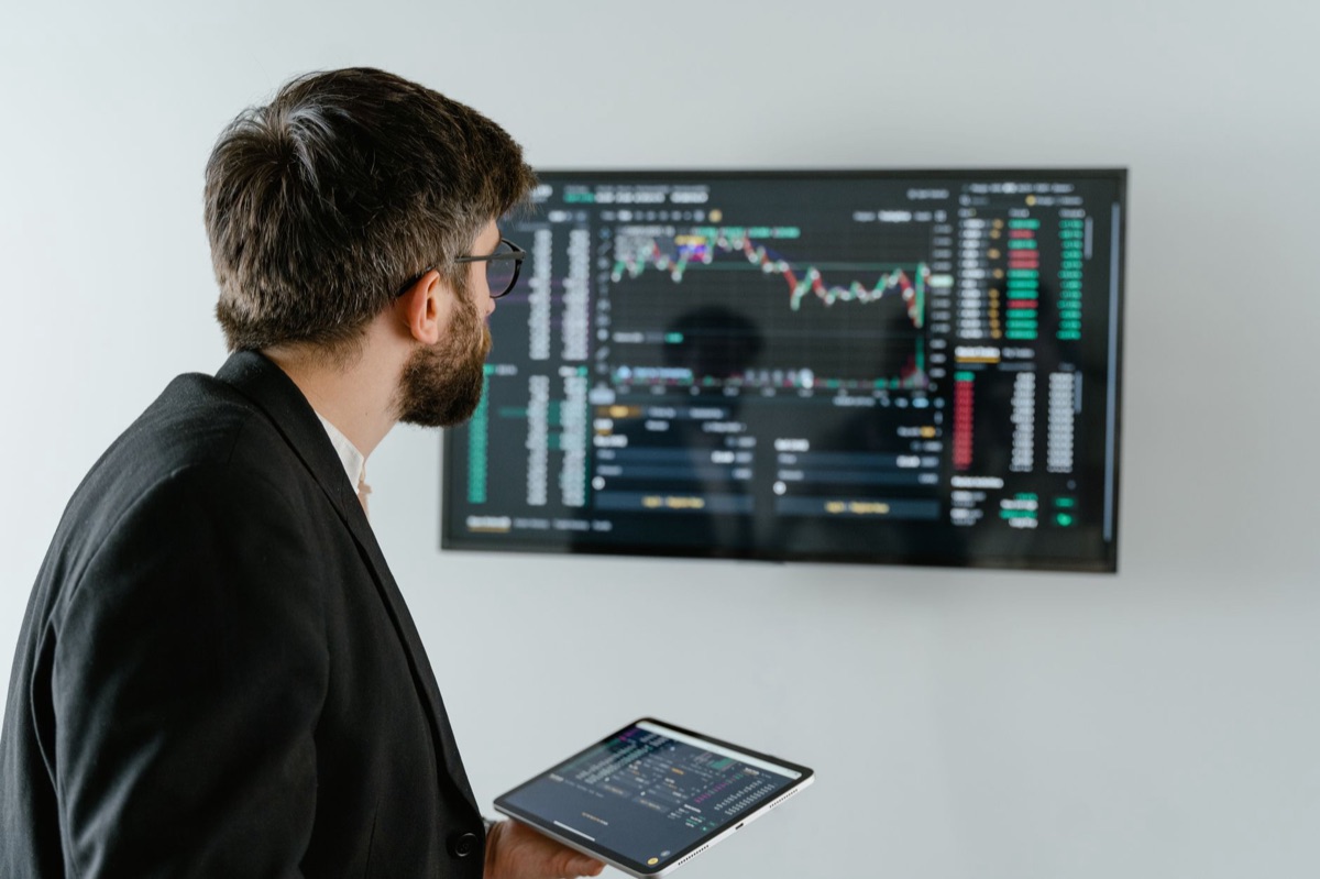 Korean stock market analysts discussing MSCI index inclusion