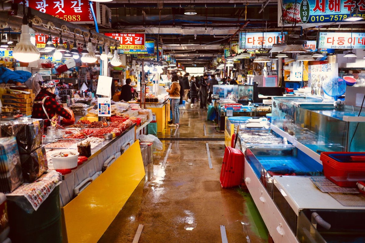 Ein traditioneller koreanischer Markt mit kleinen Einzelhändlern.
