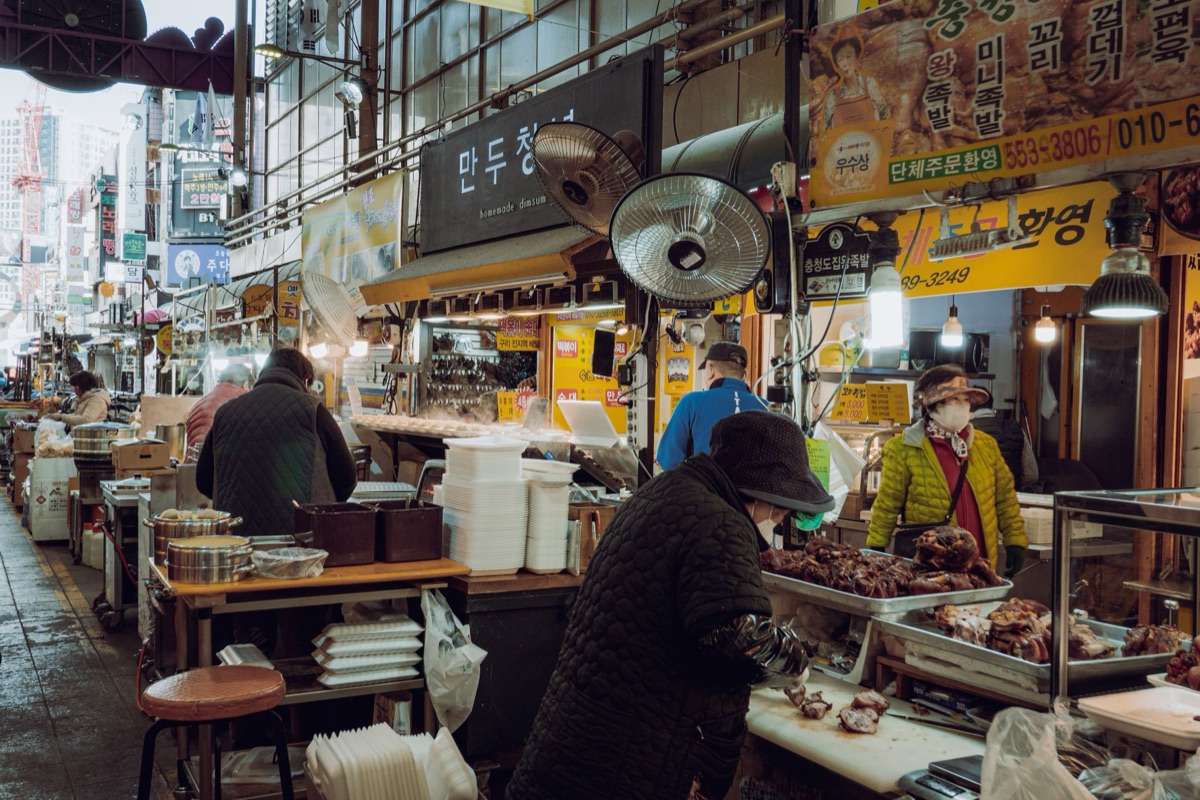 Mercado tradicional coreano con puestos de comida