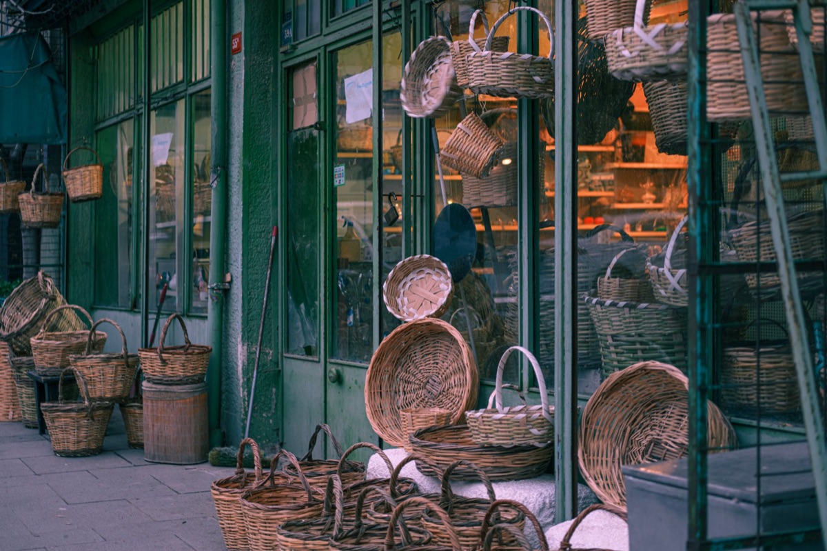 Billets de wons coréens et panier de courses dans un marché local.