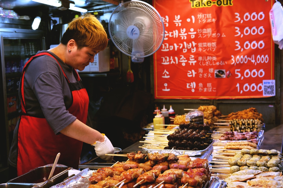 un mercato tradizionale coreano con piccoli commercianti