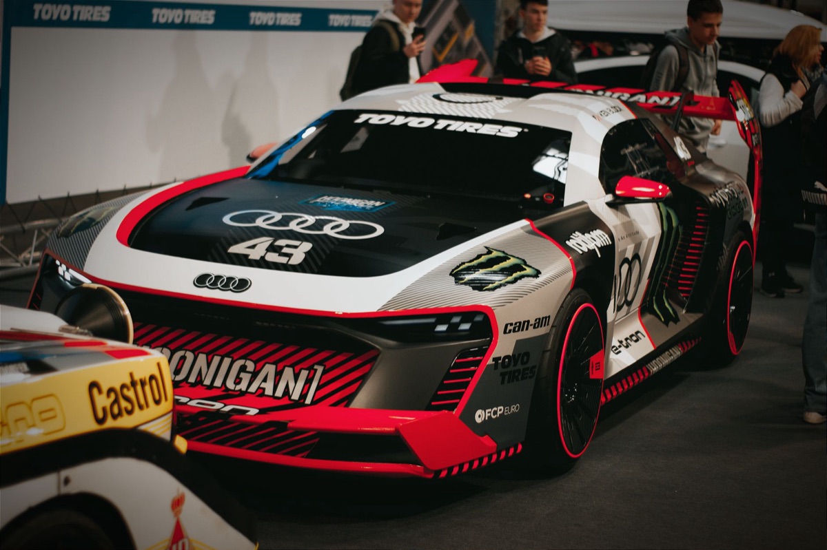Pneu coreano em uma feira de automóveis