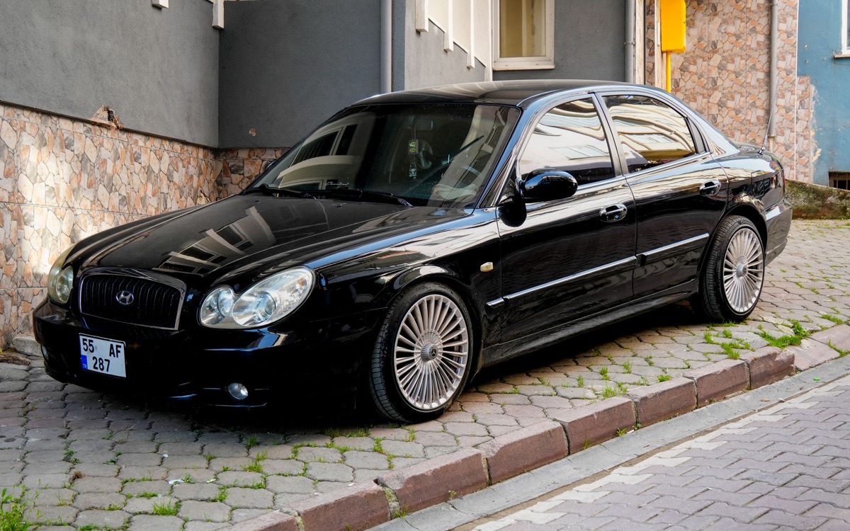 Carro coreano com pneus