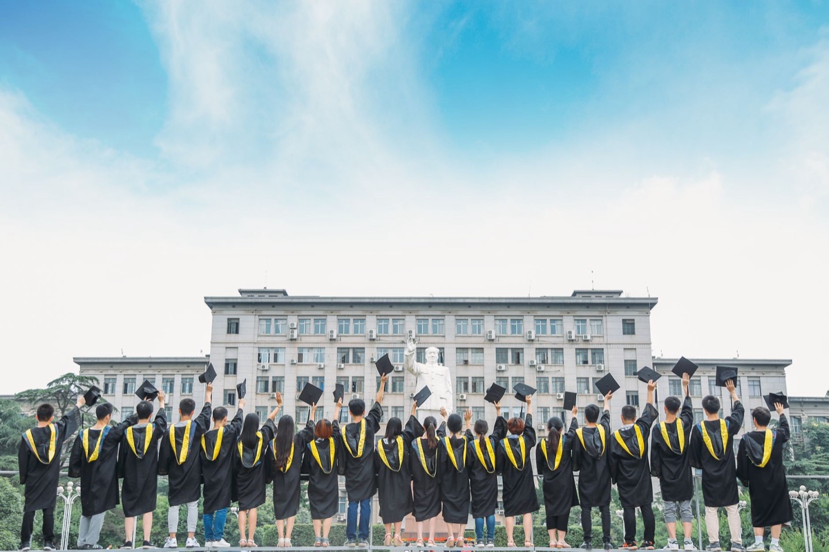 campus universitario coreano con estudiantes internacionales