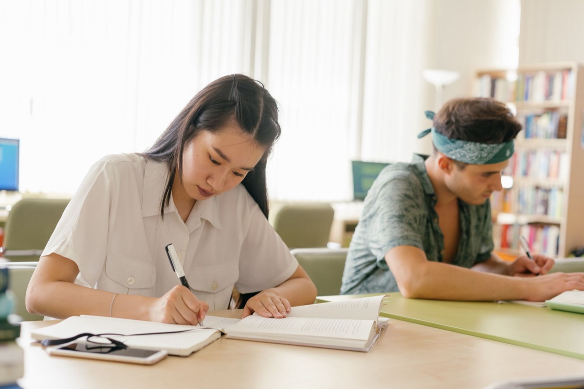 Étudiant coréen étudiant dans une bibliothèque