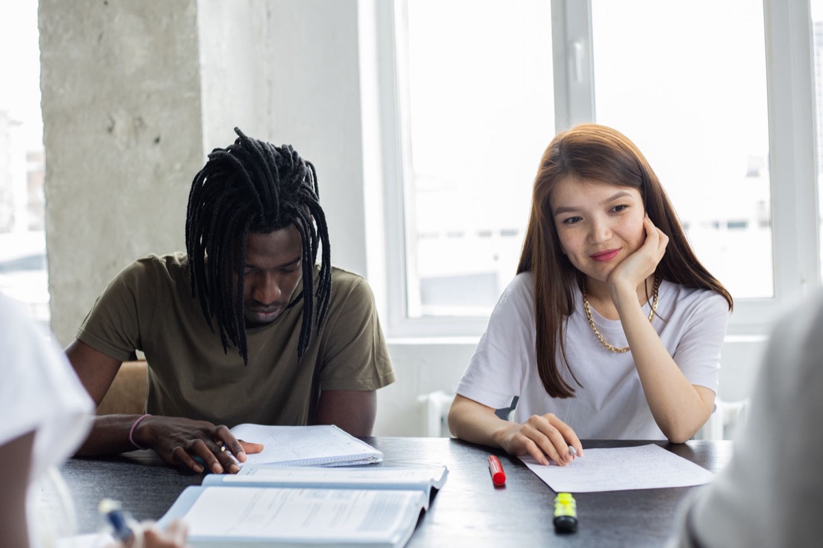 Studenti coreani e vietnamiti in classe