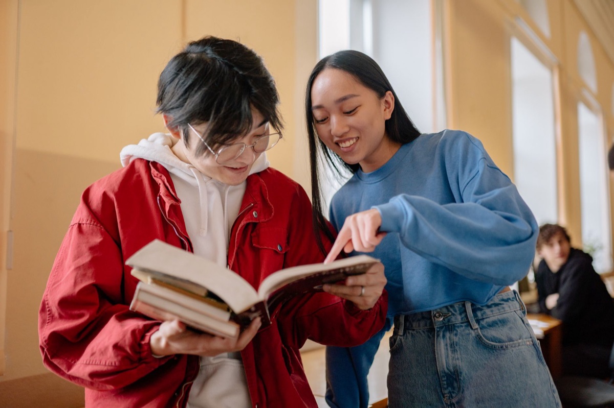 韓国の教科書を勉強するベトナム人学生
