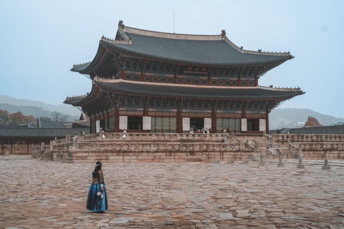 Un'immagine storica di un abito coreano nella cultura coreana.
