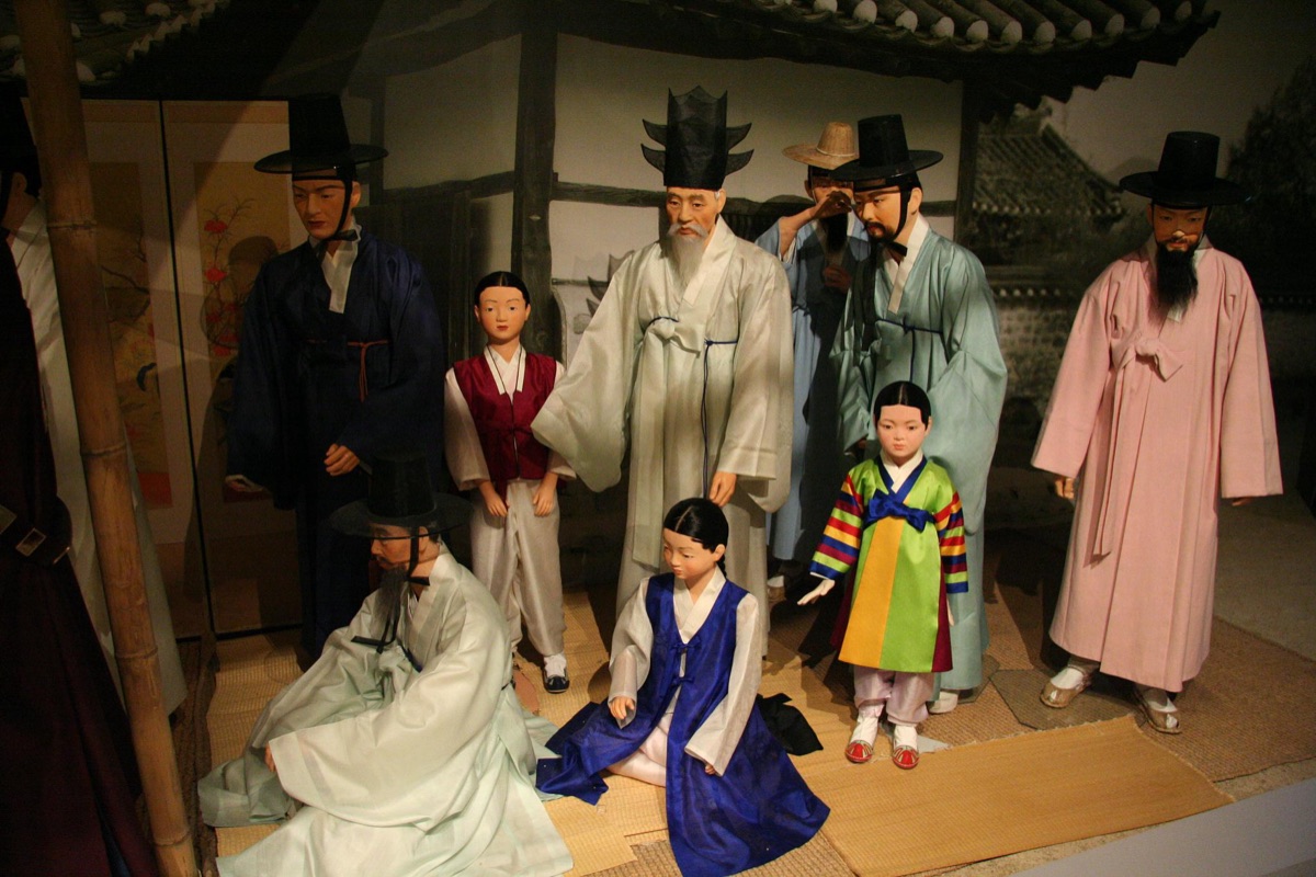 전통 한복의 색상과 형태를 보여주는 전시된 복식