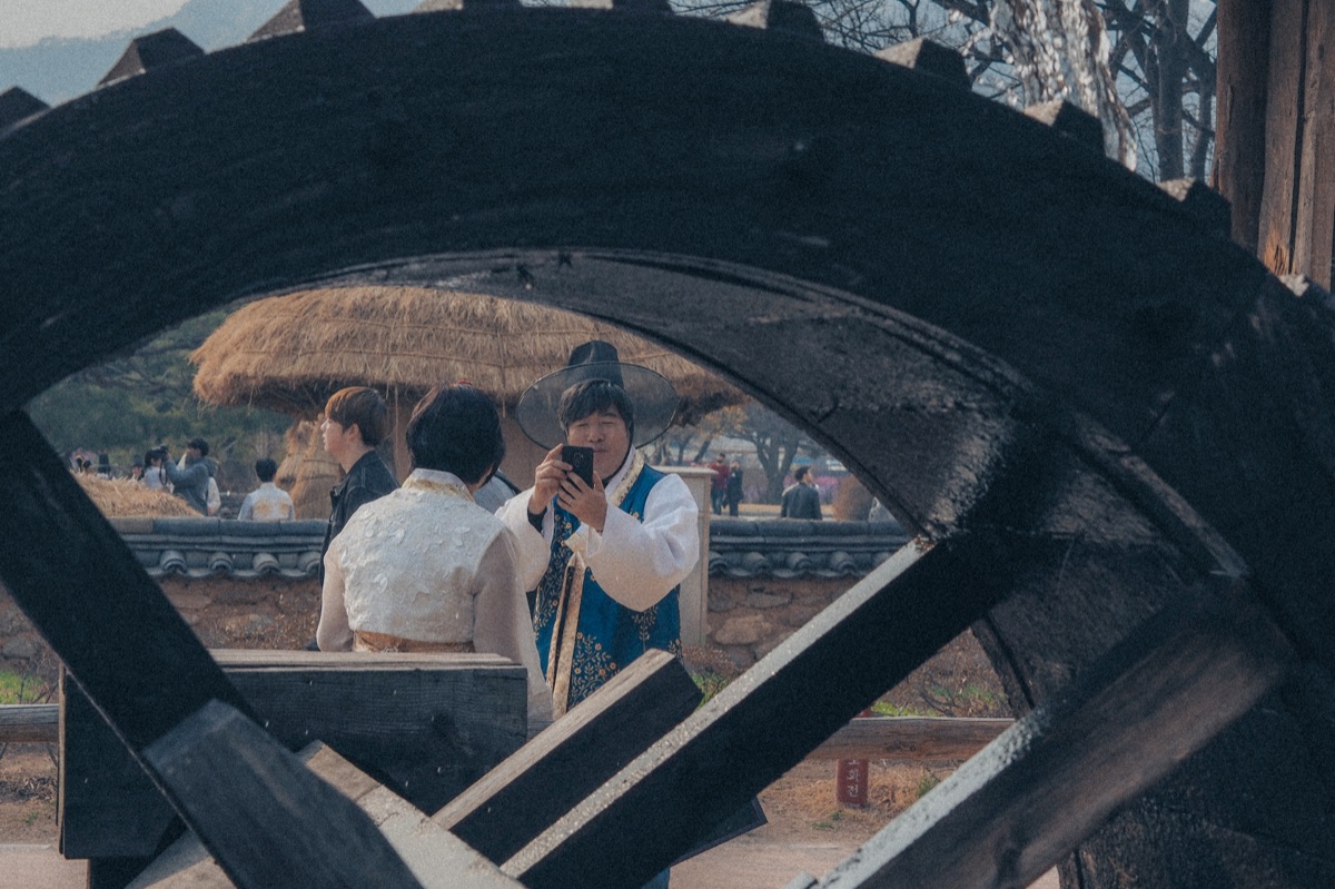 Gedetailleerde borduurwerk op de traditionele Koreaanse Hanbok kraag.