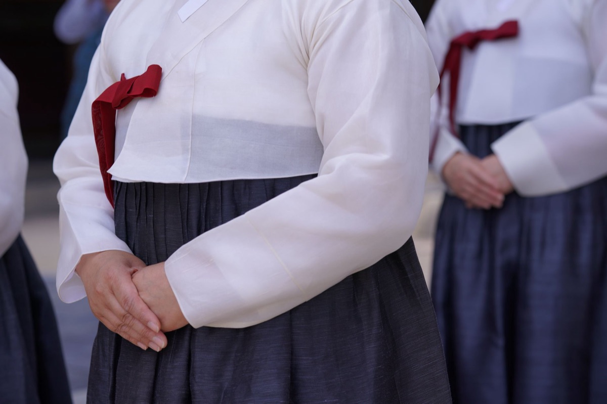 Roupa tradicional kimono com detalhes de tecido e padrões ornamentais