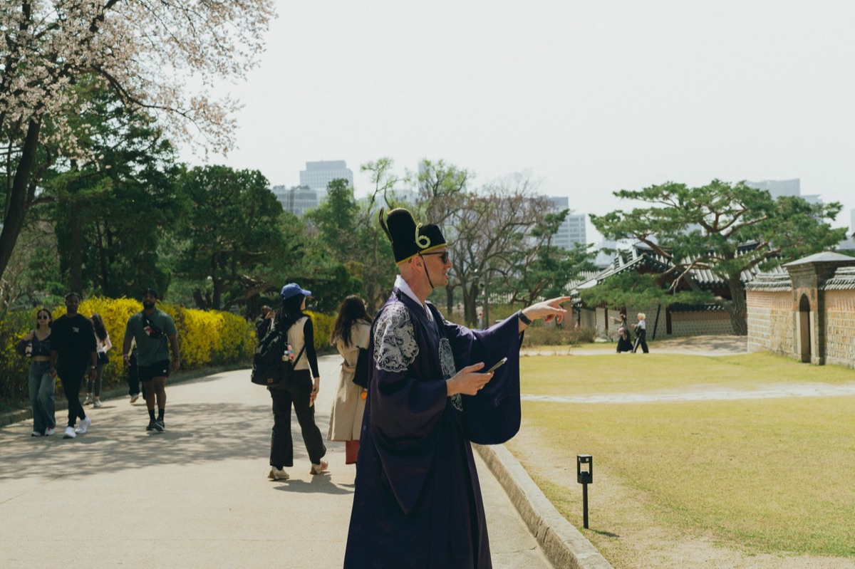 Roupa kimono histórica com detalhes de tecido e padrões ornamentais