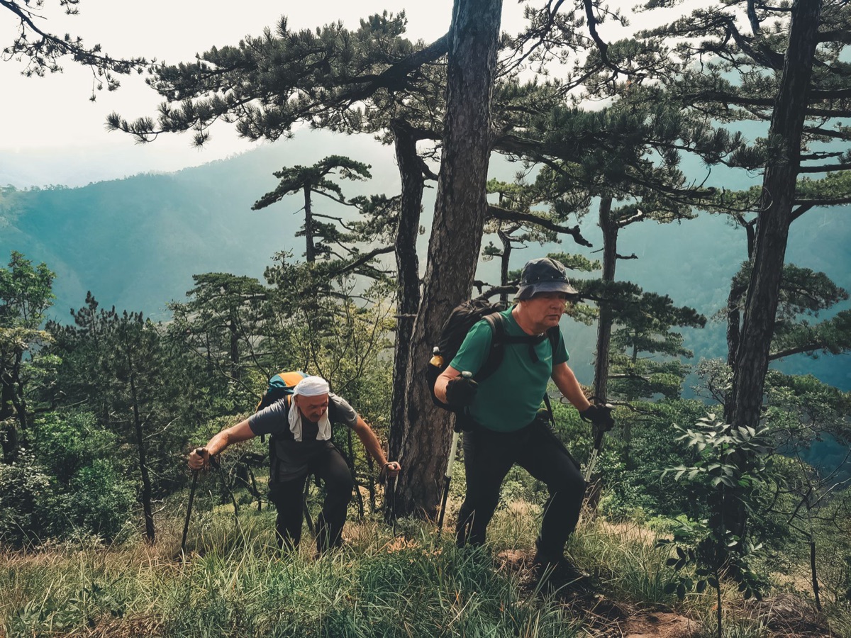 Een reiziger die hikkt in Daitong Ruyuetan