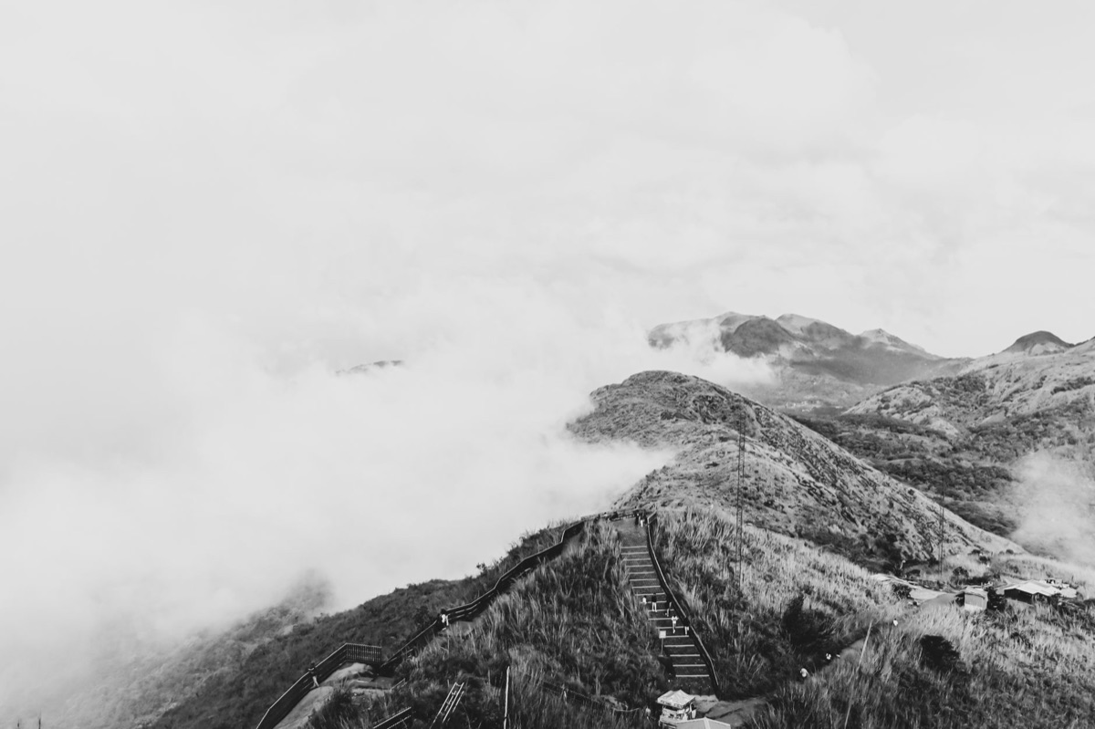 Een bergpad met wolkigheid in Daitong Ruyuetan