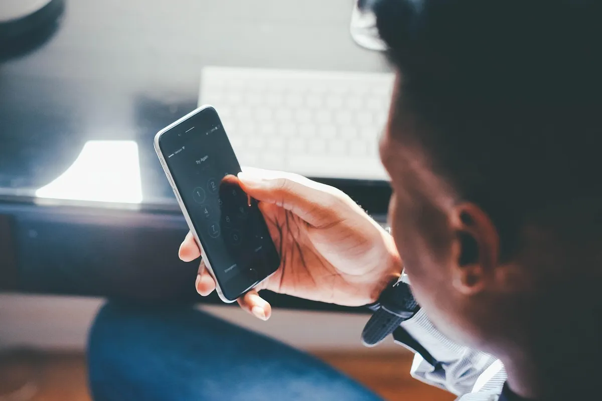phone, technology, mobile, internet, touchscreen, wireless, gadget, pin, man, hand, communication, smartphone, screen, digital, connection, modern, online, disp