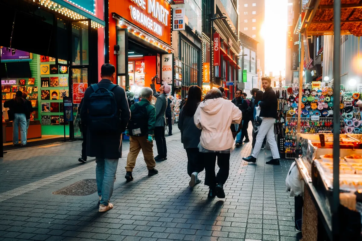 ソウルのにぎわいの通り市場を探索。色とりどりのスタンドと多様な人々が-filled。