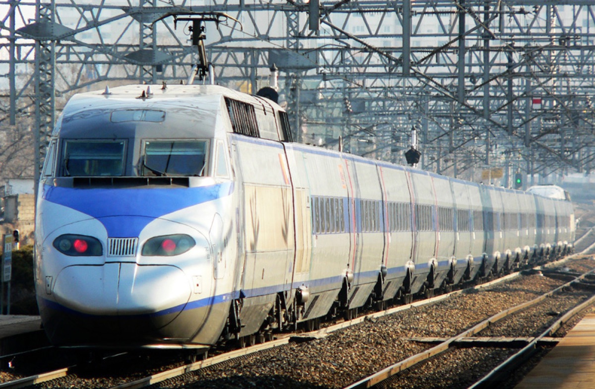 Ein KTX Hochgeschwindigkeitszug in Südkorea
