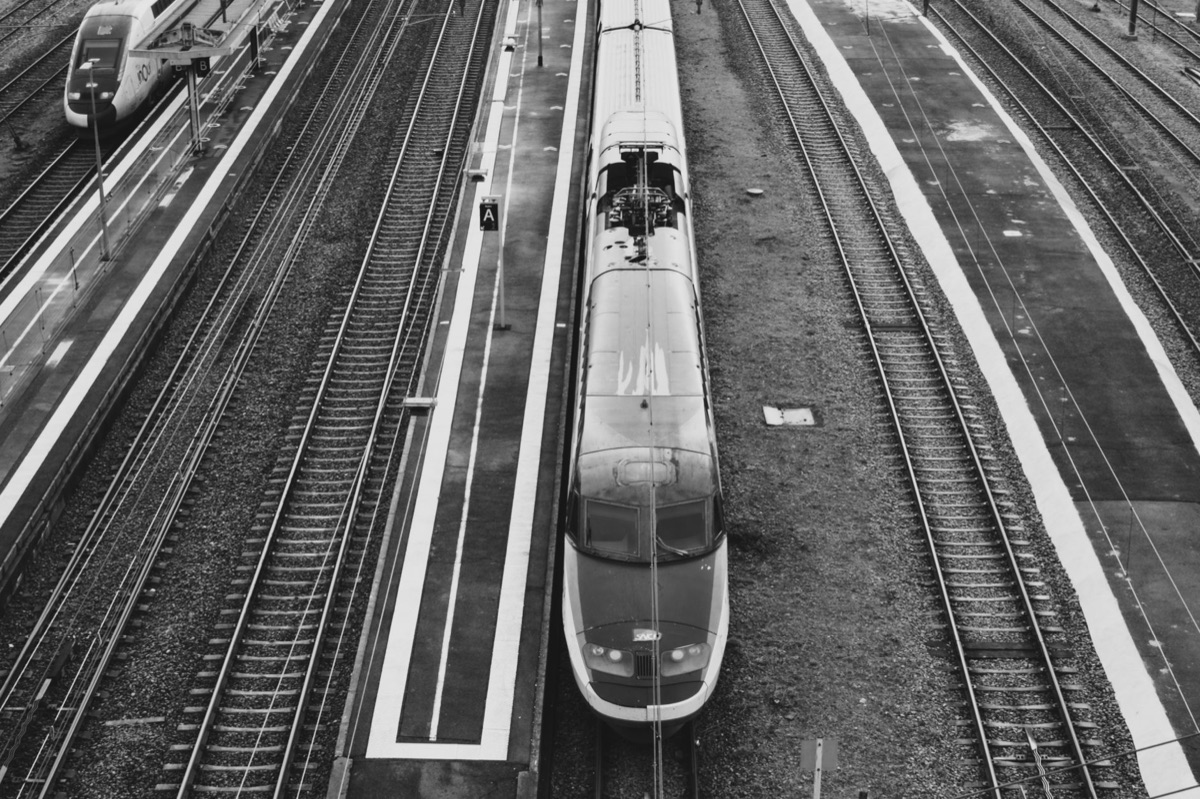 tren de alta velocidad moderno en la vía