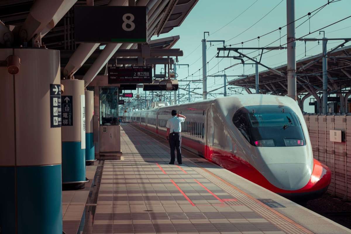 Train à grande vitesse KTX circulant sur les rails