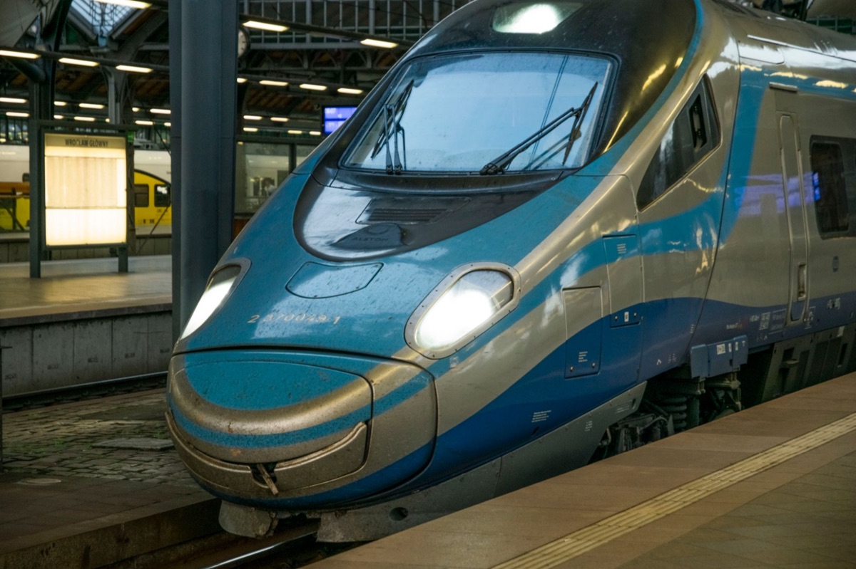 Trem de alta velocidade KTX na ferrovia.