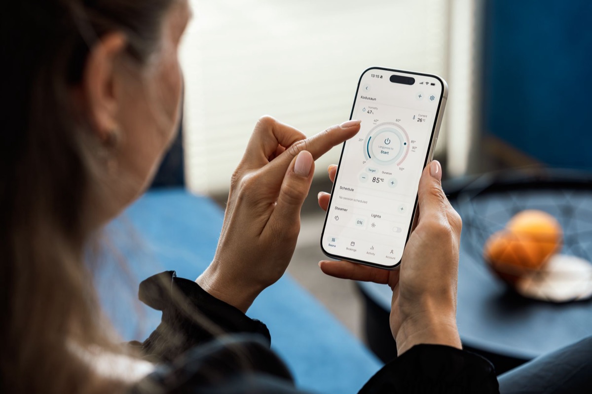 Smartphone exibindo um aplicativo de reserva digital.